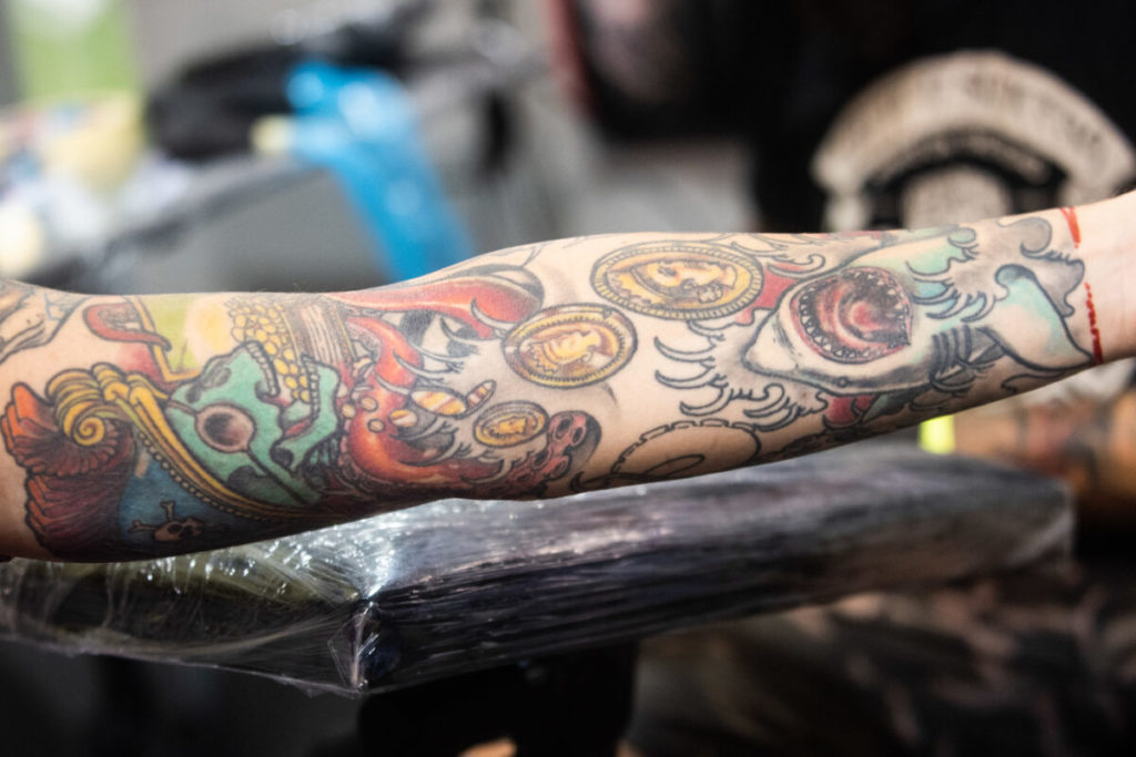 Tatuaggi a colori, cosa cambia con il nuovo regolamento dell’Unione Europea