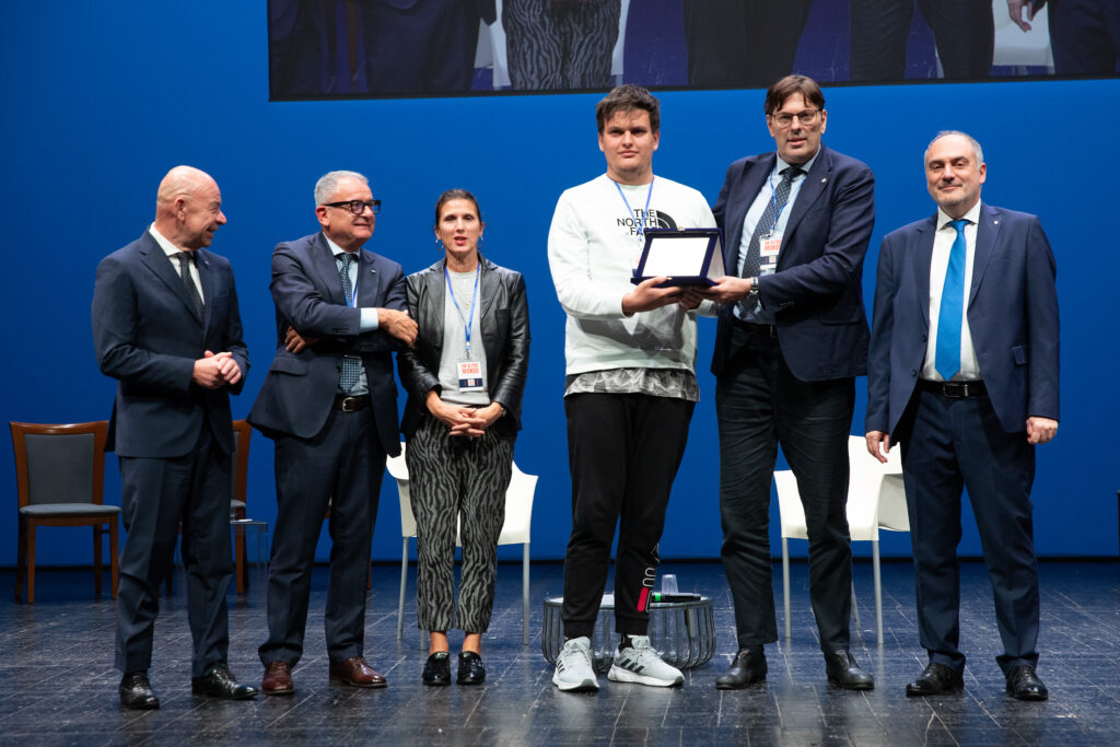 Leonardo, giovane imprenditore di B.F. Decor, premiato all’assemblea regionale CNA